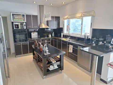 Casa 5 ambientes con 4 baños