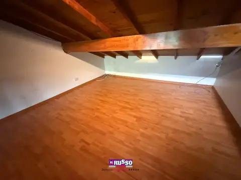 Casa en Alquiler con 2 cocheras