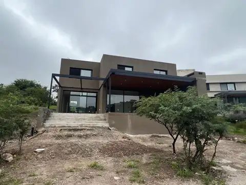 Casa 4 ambientes con 3 baños