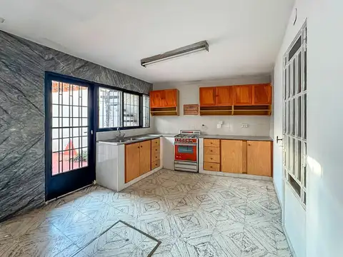 VENTA – Casa a reciclar de 3 dormitorios con cochera, patio y terraza. – Barrio Lourdes, Rosario.