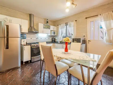 VENTA/PERMUTA - Casa de 3 dormitorios con cochera, patio, terraza y pileta. Ludueña, Rosario.