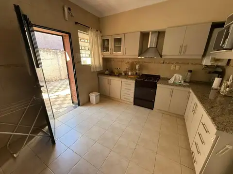 Venta - Casa de 4 dormitorios - Santa Fe, Barrio centro.