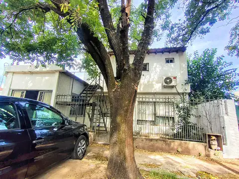 Casa 6 ambientes con 2 baños
