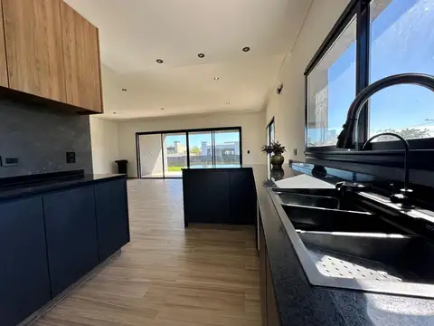 Casa en Venta con 3 cocheras