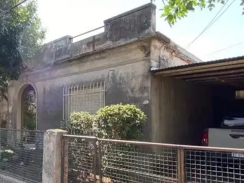 Casa en venta - 3 Dormitorios 2 Baños - Cochera - 611Mts2 - Merlo