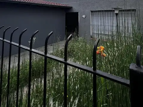 Casa con patio con segunda vivienda independiente