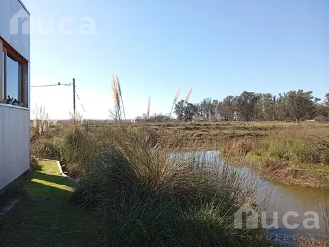 VENTA y ALQUILER ANUAL | CASA NUEVA de Increible Diseño en Magico entorno natural sobre Laguna