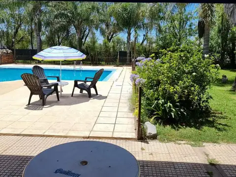 Venta Casa 3 dormitorios con amplio parque - Roldan