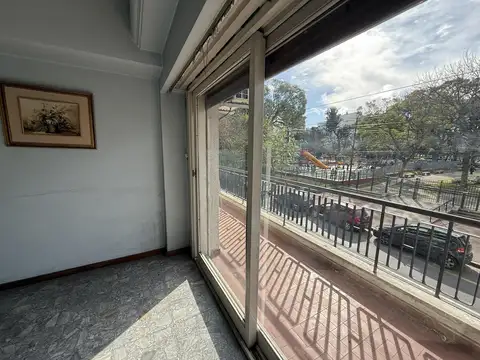 Departamento de 4 ambientes frente a la plaza de Villa del Parque, a refaccionar