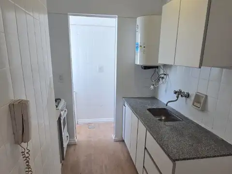 Muy Buen Departamento 3 amb al Frente White y Alberdi, amplio balcon al frente Orientacion Este