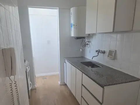 Muy Buen Departamento 3 amb al Frente White y Alberdi, amplio balcon al frente Orientacion Este, reciclado a nuevo.