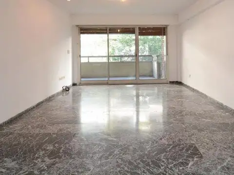 Semipiso al frente en excelente ubicación. Palier privado, living comedor a balcón. 3  dormitorios