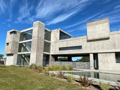 Casa en Venta con 13 cocheras