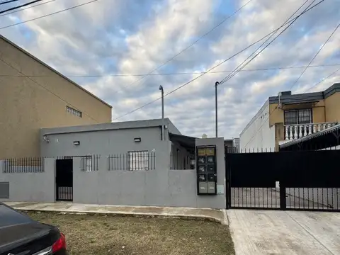 Alquiler de CASA 3 ambientes en PH con espacio guardacoche