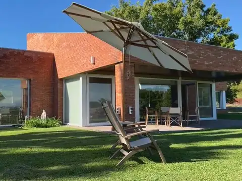 VENTA Campo de 25.000mts en Zelaya con residencia principal, 2 casas de huéspedes y pileta