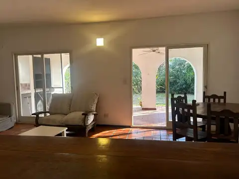 Casa 4 ambientes con 2 baños