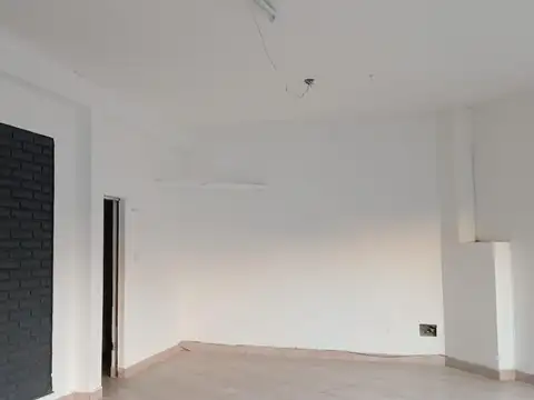 ALQUILO LOCAL COMERCIAL EN FRENTE DE LA PLAZA EVA PERON