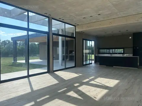 Casa 6 ambientes con 4 baños