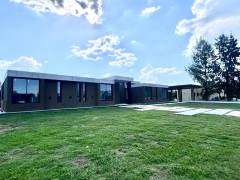Casa en venta - Club de Campo, Santa Irene - Luján