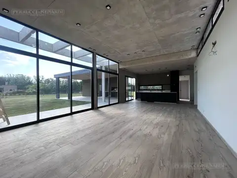 Casa en Venta con 4 cocheras