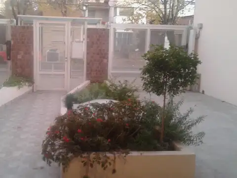 DEPARTAMENTO 3 AMBIENTES CON PARRILLA EN BALCÓN, COCHERA Y BAULERA !!!