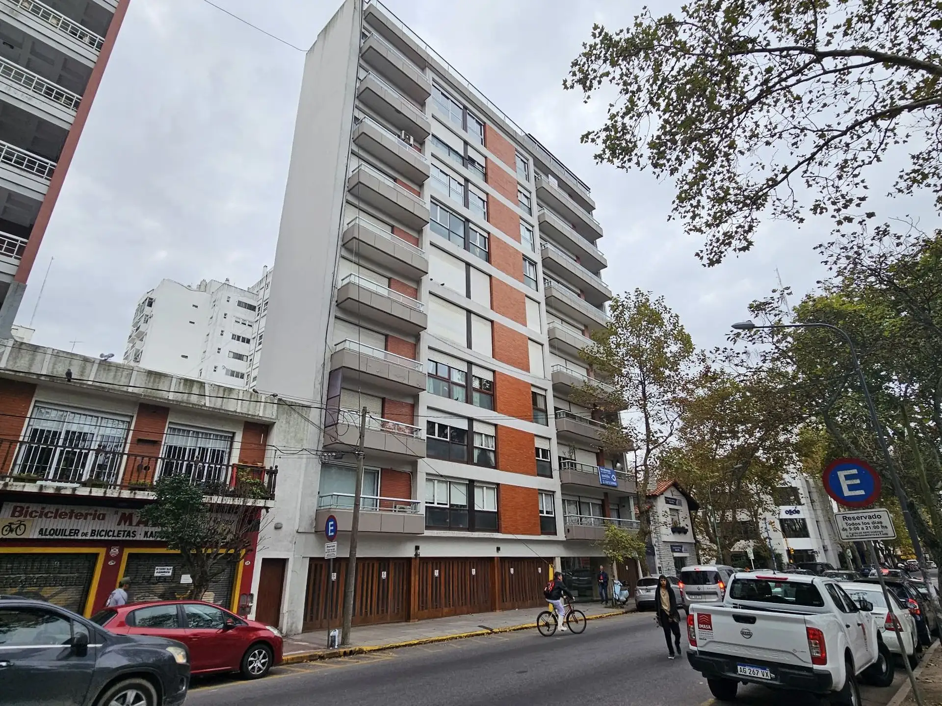 Piso 5 ambientes frente a Plaza Mitre