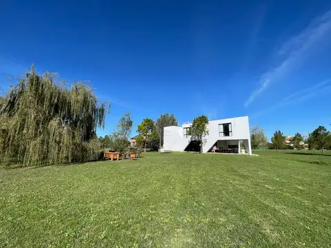 Venta/Permuta Casa Diseño Minimalista La Carolina Golf Country Barrio Cerrado