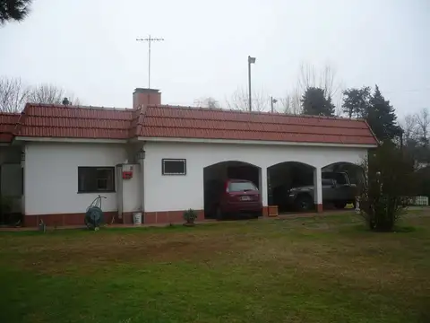 Venta de Casa 4 Amb con parque y pileta , Parque Leloir, Ituzaingo