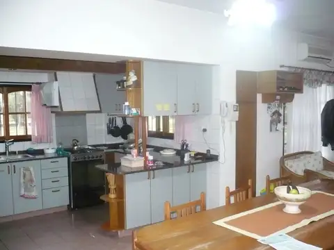 Casa 5 ambientes con 4 baños