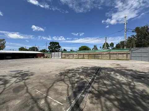 Depósito con terreno en Moreno