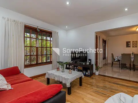 Venta Casa 4 ambientes con quincho, jardín y cochera cubierta en Palomar.