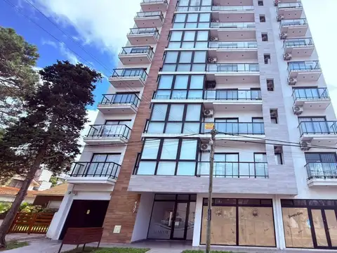 Departamento de 3 ambientes con cochera a 150mts del mar.