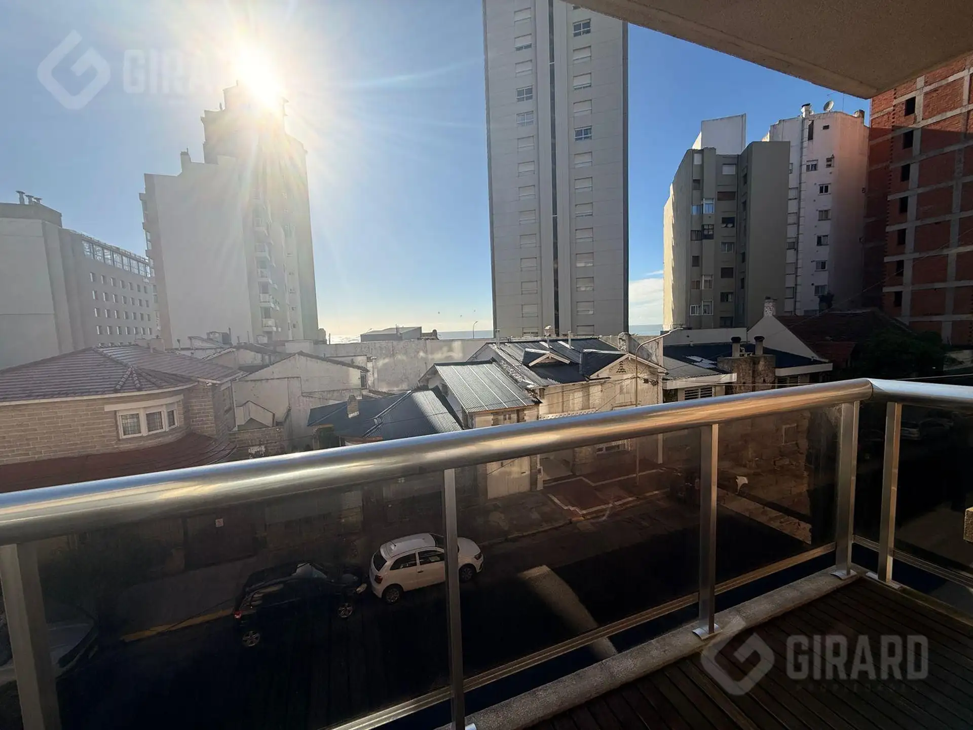Venta, departamento de 2 ambientes a la calle con balcón, vista al mar. Zona La Perla