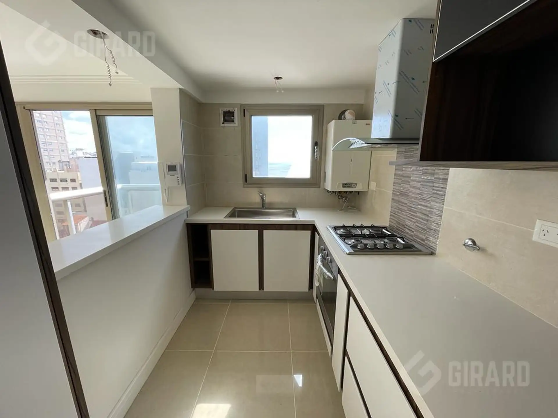 Venta, departamento de 2 ambientes a la calle con balcón, vista al mar. Zona La Perla