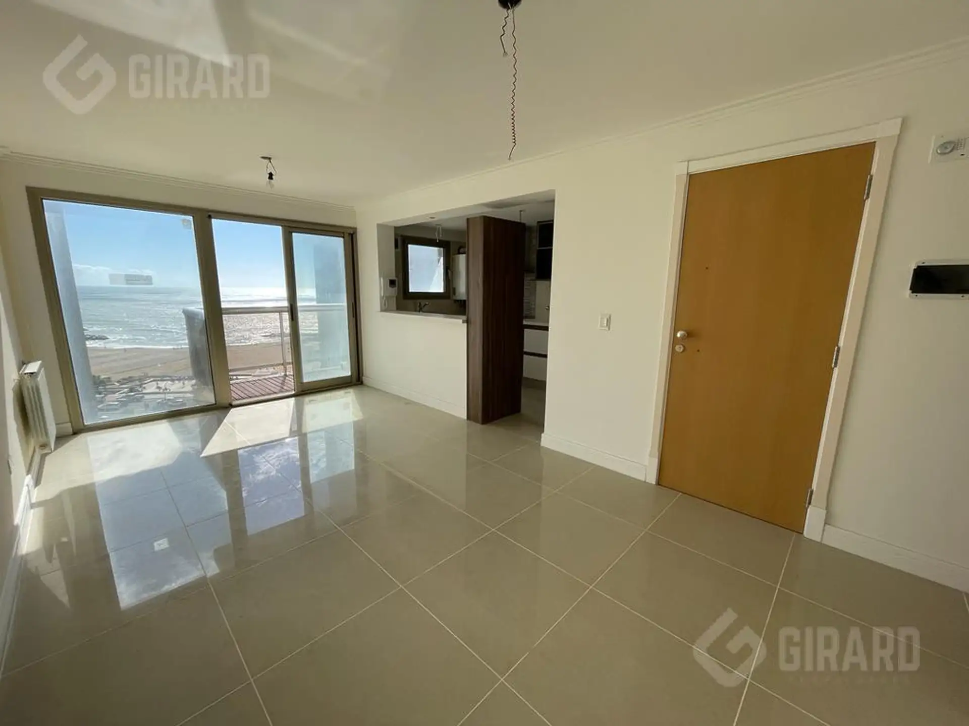 Venta, departamento de 2 ambientes a la calle con balcón, vista al mar. Zona La Perla