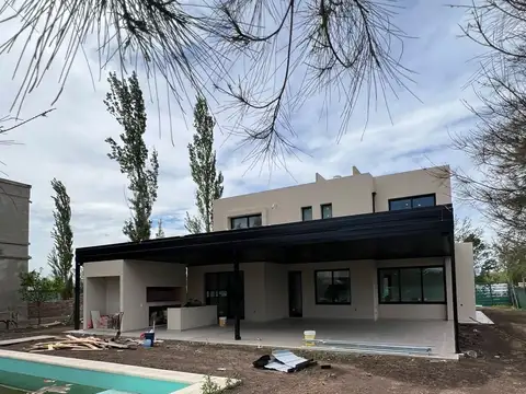 Casa 5 ambientes con 3 baños
