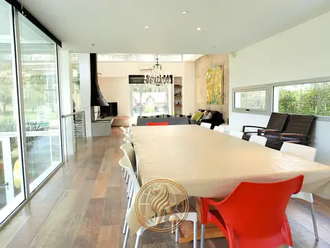 Casa en Venta con 2 cocheras