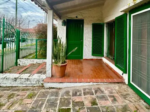 Casa con 2 dorm, galeria y fondo libre - Apto Credito