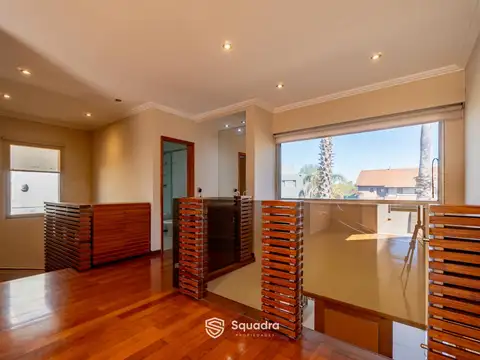 Casa en Alquiler con 4 cocheras