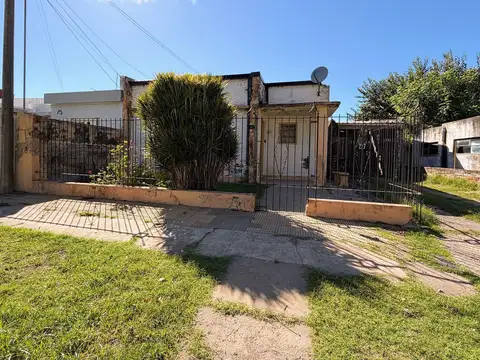VENTA/ CASA CON PATIO/ B°VILLA DEL PARQUE