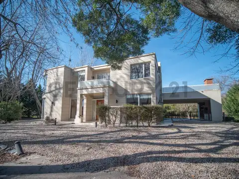 Casa 8 ambientes con 3 baños