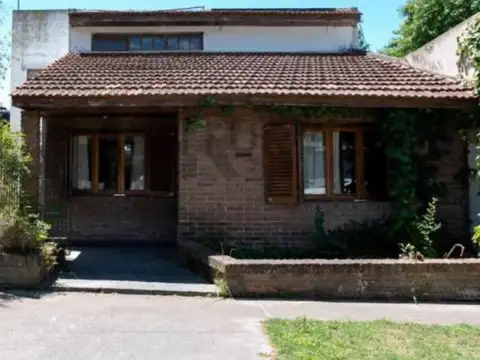 Casa en venta tres dormitorios - City Bell