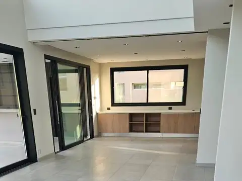 Casa 6 ambientes con 4 baños