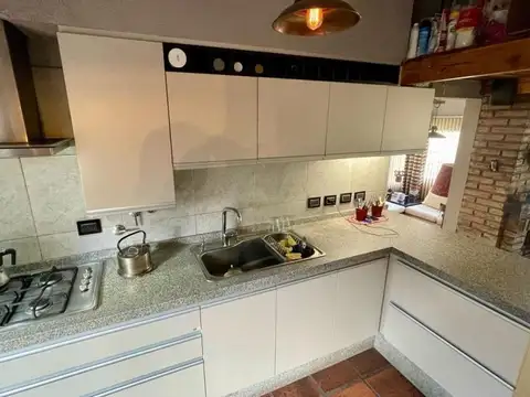 Casa 7 ambientes con 2 baños