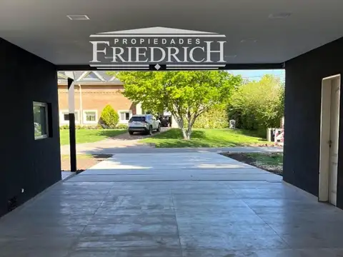 Casa en Venta con 4 cocheras