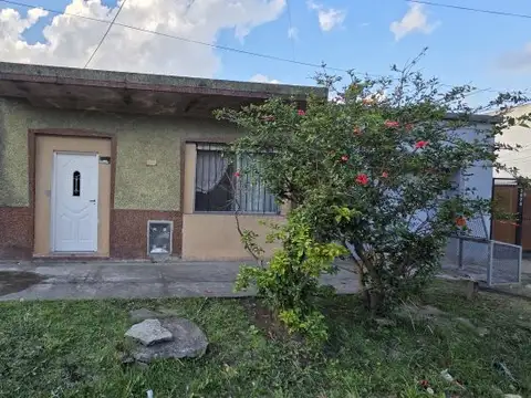 VENTA CASA GRAN TERRENO IDEAL INVERSOR BERAZATEGUI