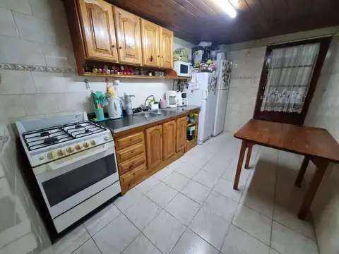 VENTA CASA 3 AMB. CON AMPLIO PARQUE - BANFIELD E.