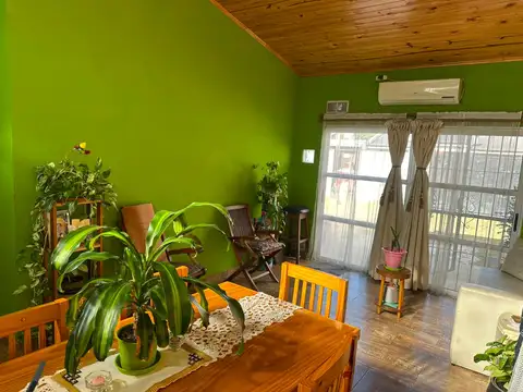 VENTA CASA 3 AMB. CON AMPLIO PARQUE - BANFIELD E.