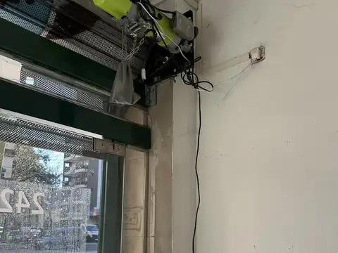 Excelente Local sobre av. Juan B. Justo