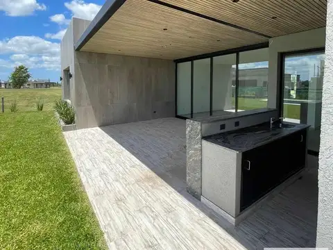 Casa 5 ambientes con 3 baños